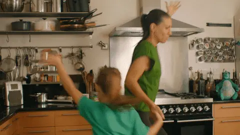 Mama i dziecko tańczą w kuchni